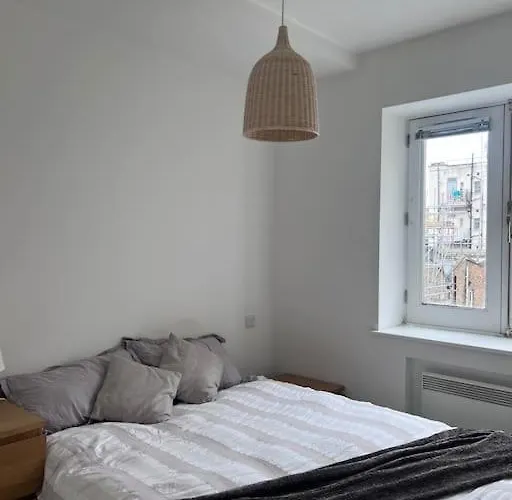 Central , Bright And Modern Flat Up To 4 People